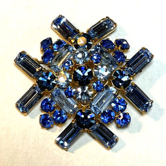 VINTAGE AUSTRIA MINT BLUE RHINESTONE TIERED STARBURST BROOCH PIN MCM JEWELRY 50S