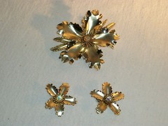 Beautiful Vintage Gold Tone Flower & Rhinestone Pin & Clip Earrings alloy metal