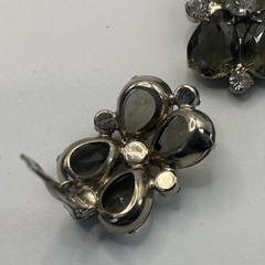 Vintage Gray Rhinestone Clip On Earrings Silver Tone Flower Stud 1.25in Jewelry