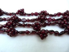 27 1/2″ LONG VINTAGE GARNET GEMSTONE CLUSTER & DIAMOND SHAPE BEADS NECKLACE