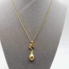 CAROL LEE SIGNED VINTAGE GOLDEN FAUX PEARL GOLDTONE CHAIN NECKLACE 15″