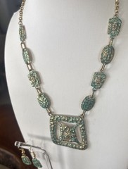 VTG VCLM Signed Victorian Hammered Statement Green & Gold Necklace & Earring Set