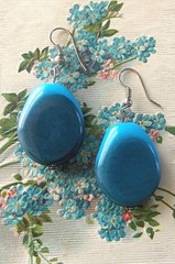 PRETTY PAIR OF VINTAGE SKY BLUE BEAD DANGLE SILVER TONE PIERCED EARRINGS