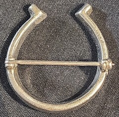 VINTAGE STERLING SILVER RHINESTONE HORSESHOE GOOD LUCK PIN BROOCH SIGNED