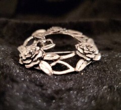 VINTAGE SIGNED MAS J SILVER PLATED ON PEWTER FLORAL CIRCULAR BROOCH.
