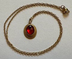 VINTAGE FACETED RED LUCITE PLASTIC CIRCLED BY BRASS 3/4 OF 1″ NECKLACE 18″ GP