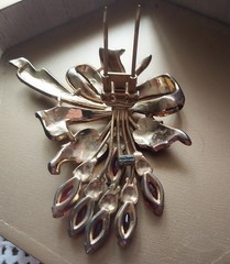 Vintage Gold Tone Fur Clip with Red Stones Bow w/Flowers Design Unsigned