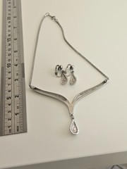 silver-toned V-shaped collar necklace teardrop pendant matching teardrop…