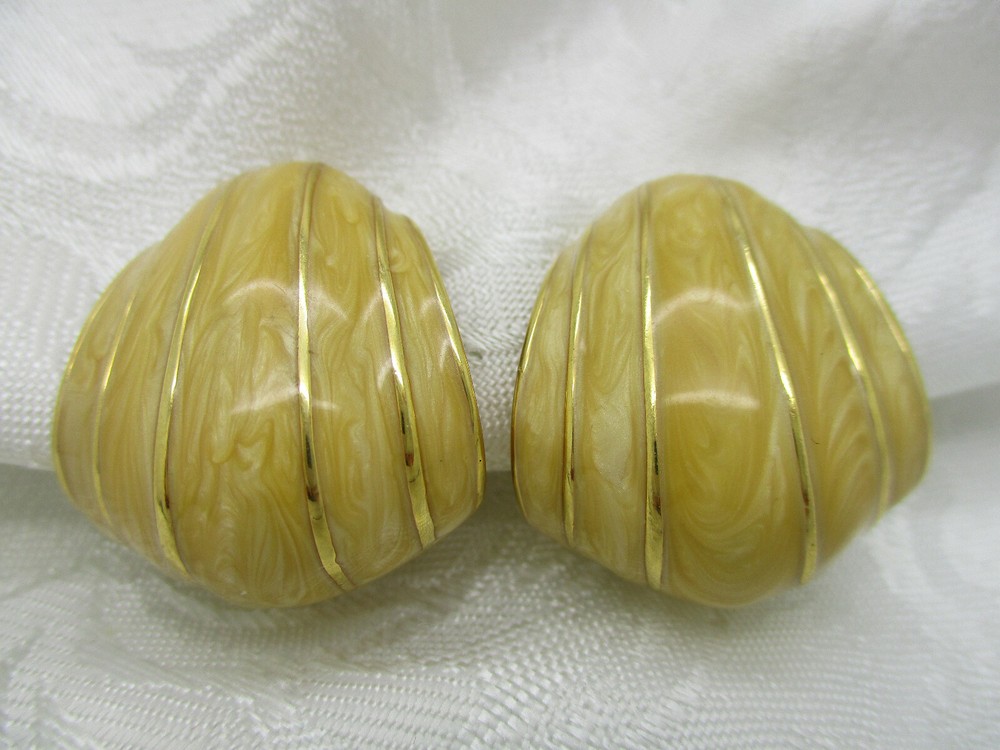 VINTAGE ESTATE JEWELRY ST JONN METAL ENAMEL CREAMY BEIGE SWIRL CLIP ON EARRINGS