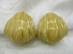 VINTAGE ESTATE JEWELRY ST JONN METAL ENAMEL CREAMY BEIGE SWIRL CLIP ON EARRINGS