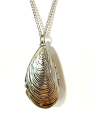 Vintage 1974 Estee Lauder Signed Aliage Mussel Shell Perfume Locket Necklace 23″