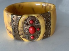 VINTAGE BRACELET IN THE CUFF OR CLAMP STYLE MADE OF PLASTIC IN THE MUGHUL STYLE!