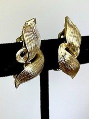 Lisner Vintage 1960s Sculptural Leaf Gold Clip Earrings Mid Century Modern Retro
