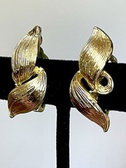 Lisner Vintage 1960s Sculptural Leaf Gold Clip Earrings Mid Century Modern Retro