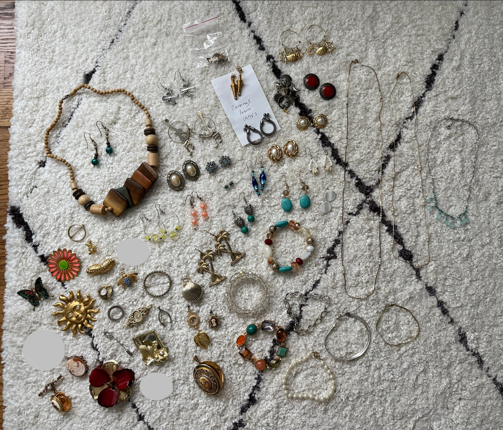 Women’s Jewelry Lot (Vintage/necklaces/bracelets/earrings/pins/brooches, charms)