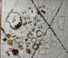 Women’s Jewelry Lot (Vintage/necklaces/bracelets/earrings/pins/brooches, charms)