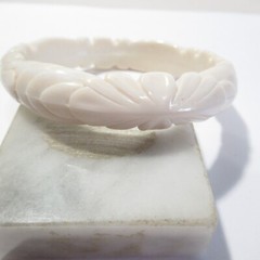 Carved Scalloped Edge Design Off White Light Beige Bangle Bracelet Vintage
