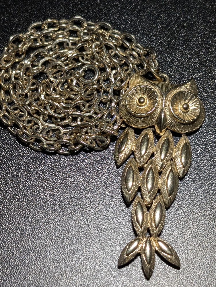 Vtg 1970s AVON Textured Chain Gold Tone Articulated OWL Pendant 24″ Necklace