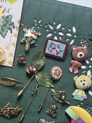 Brooch and pin lot Stickpin Brooches Gold Silver Tone Metal Mixed Materials Vtg