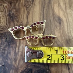 Vintage Retro Eyeglass Pin Set – Red Rhinestone Cat‑Eye Glasses Kitsch Brooch