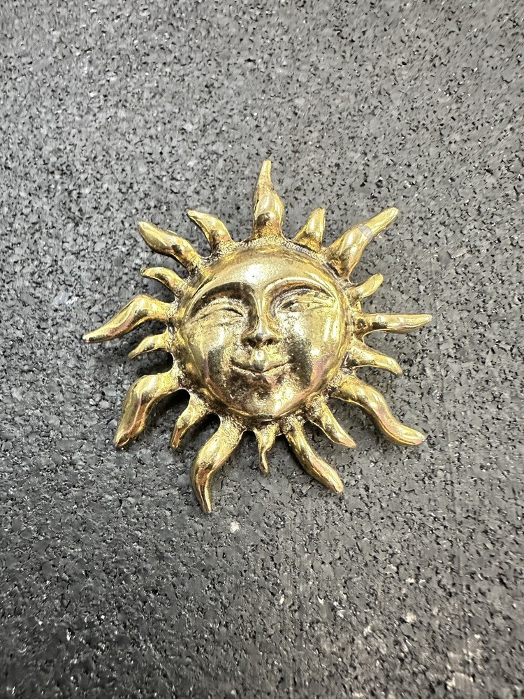 Brooch Pin Unmarked Metal Gold Tone Smiling Sun Brooch Approx 2.5″ in