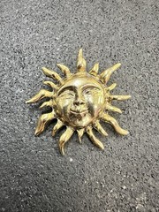 Brooch Pin Unmarked Metal Gold Tone Smiling Sun Brooch Approx 2.5″ in