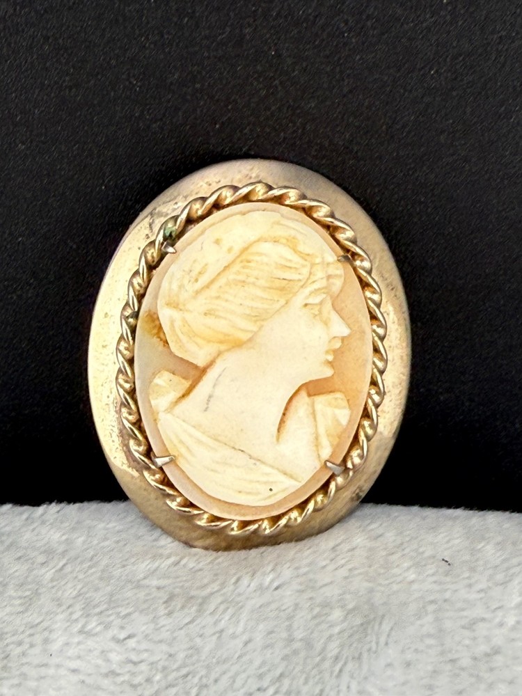 Vintage Cameo Brooch Pink Carved Gold Tone