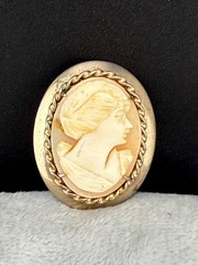 Vintage Cameo Brooch Pink Carved Gold Tone