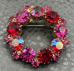 Vintage Red Pink Magenta Crystal Rhinestone Wreath Brooch Pin Gold Tone
