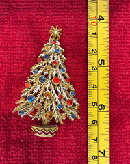 UNIQUE HOLIDAY SIGNED ART CHRISTMAS TREE ESTATE RHINESTONE FIGURAL BROOCH PIN NR