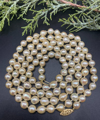 VTG 14kt gold, hand knotted, lustrous ivory 36″ South Seas pearl necklace, E/R’s