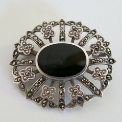 Sterling Silver Marcasite & Black Onyx Brooch Pin 11.5g [5312]