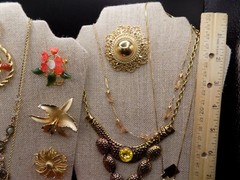 VINTAGE JEWELRY LOT Many Signed Necklaces Brooches Earrings & Bracelets (L2)