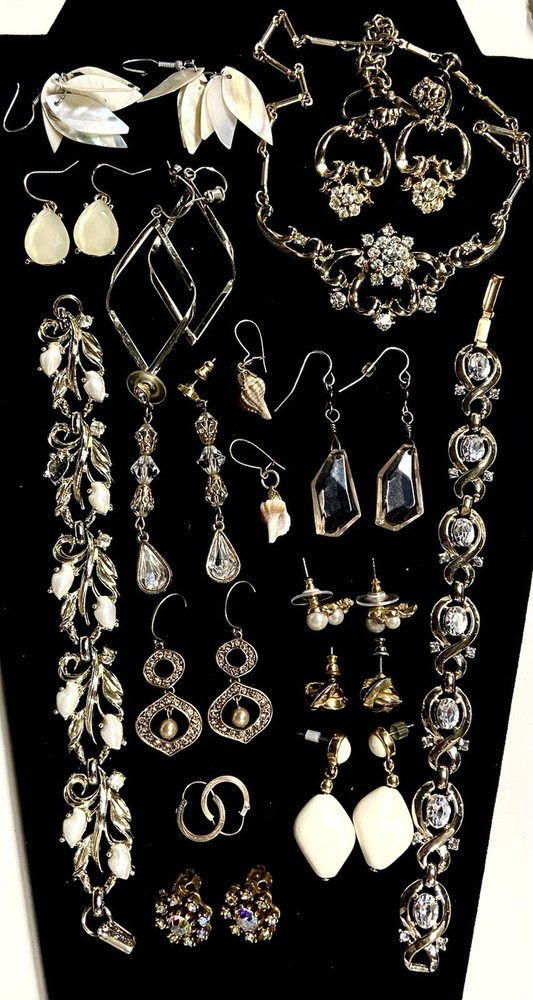Lot Of 17 Pieces, 14 Earrings, 2 Bracelets. 1 Necklace