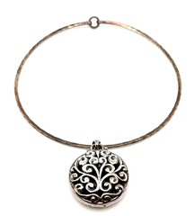 Beautiful Hard Round Necklace Silver 925 With A Special Pendant.
