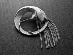 Vintage 1960s Modernist Silver Tone Circle Leaf Tassel Brooch Pin