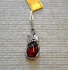 AMBERGRAND POLAND STERLING SILVER BALTIC AMBER GRAPES LEAVES PENDANT. BRAND NEW