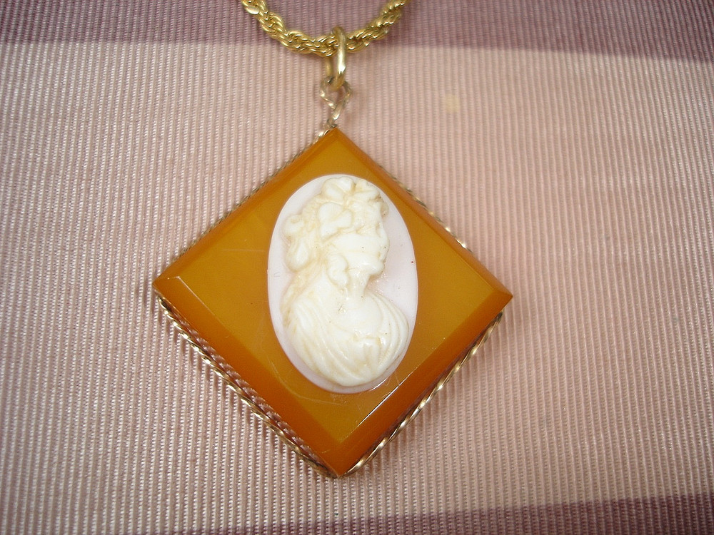 Vintage 1 In. Butterscotch BAKELITE Shell CAMEO Pendant Gold Tone Chain Necklace