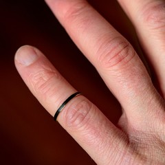 SUPERB ANTIQUE ENGLISH 18K GOLD BLACK ENAMEL MINIMAL MOURNING BAND RING 1870