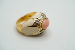 Vintage UNIQUE 18k HGE Fauk Angel Skin Coral Cream Enamel Ring Size 6.25 JB49
