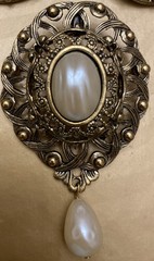 VINTAGE GOLD TONE FAUX PEARL BROOCH PIN with LOVELY MATCHING EARRINGS