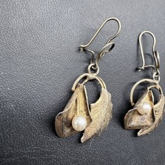 Vintage Earrings Calla Lily Pearl Leaf Textured Silver Tone 1.5 inches