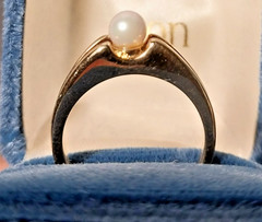 NOS Vintage 1985 Avon Genuine Cultured Pearl Ring Size 8 18K HGE Blue Velvet Box