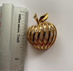Vintage Crown Trifari 3D Apple Brooch Pin open woven Gold tone 1955-1969