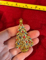 UNIQUE HOLIDAY SIGNED ART CHRISTMAS TREE ESTATE RHINESTONE FIGURAL BROOCH PIN NR