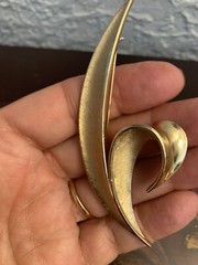 VTG Crown Trifari Brushed Gold Tone Split Leaf Pin Brooch 1955-1969 Philippe Era