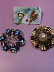 CLEARANCE 65+ Luxury Lot of Vintage and Used Brooches/pendants several Signed