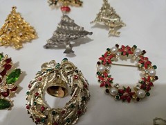 Lot Of 10 Christmas Brooches Christmas Trees Wreaths Snowmen Holly Pin Brooch