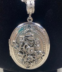 Vintage Whiting & Davis Locket Necklace Pendant 50s Floral Repousse Detail 28in