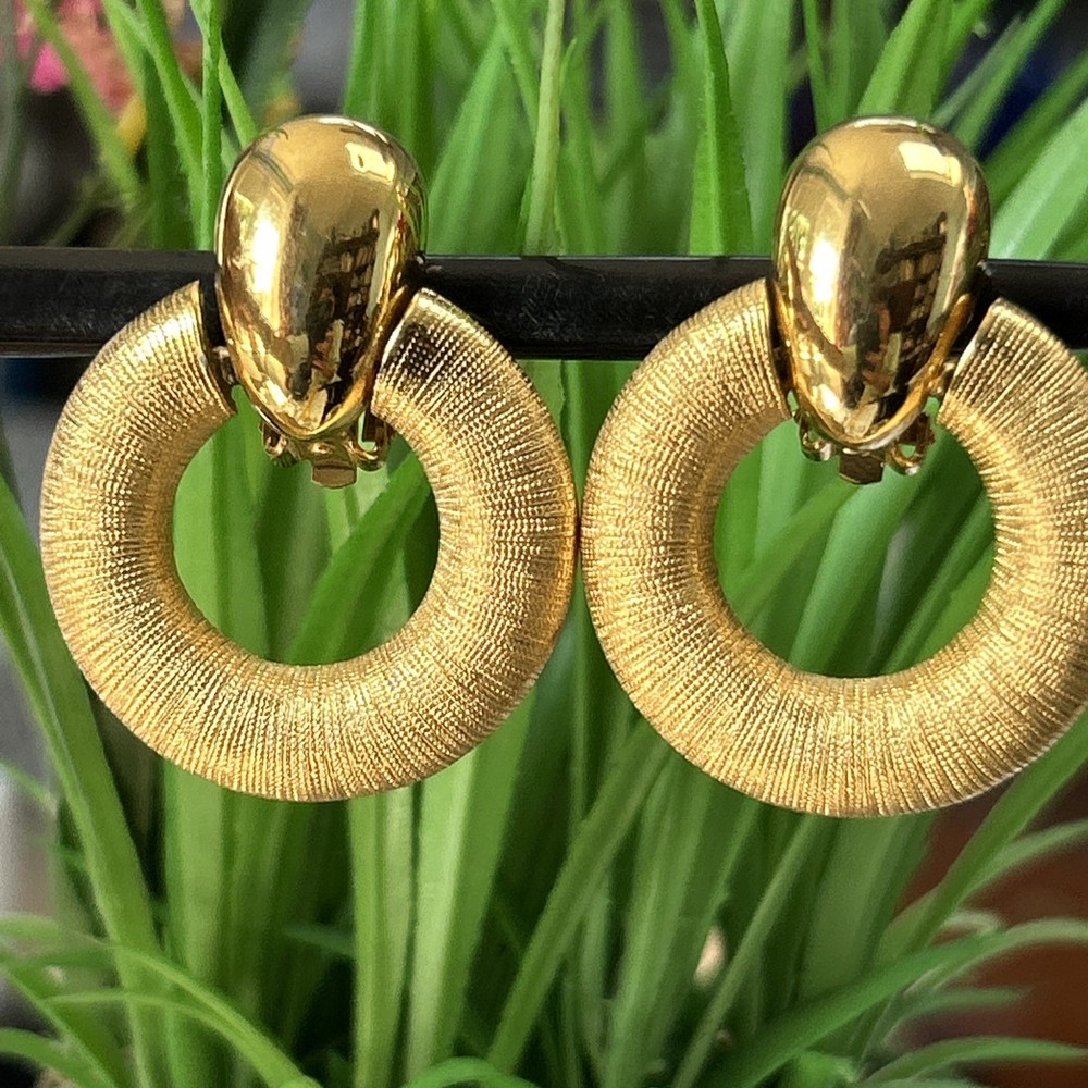 Vtg Les Bernard Vc Large Brushed Gold Tone, Door Knocker RUNWAY Clip Earrings